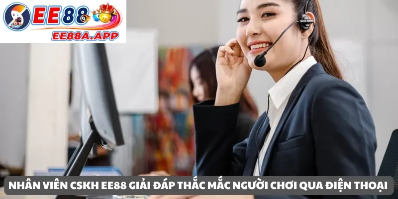 Nhân viên CSKH EE88 giải đáp thắc mắc người chơi qua điện thoại